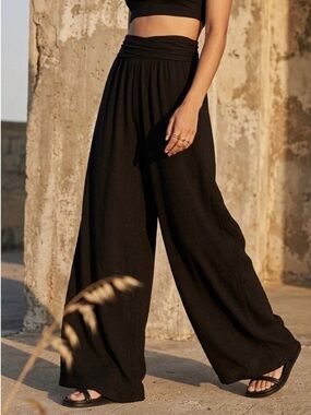 Wide leg flowy chic dot high-waist black pants.